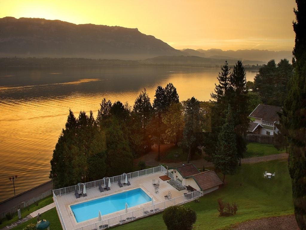 Hotel Ombremont Jean-Pierre Jacob เลอบูร์เฌ-ดู-ลัค ภายนอก รูปภาพ