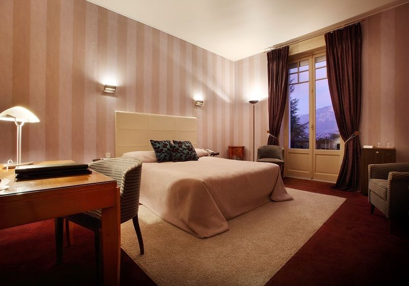 Hotel Ombremont Jean-Pierre Jacob เลอบูร์เฌ-ดู-ลัค ภายนอก รูปภาพ