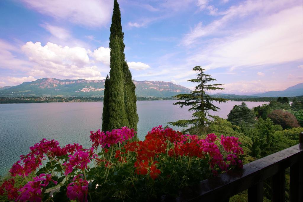 Hotel Ombremont Jean-Pierre Jacob เลอบูร์เฌ-ดู-ลัค ภายนอก รูปภาพ