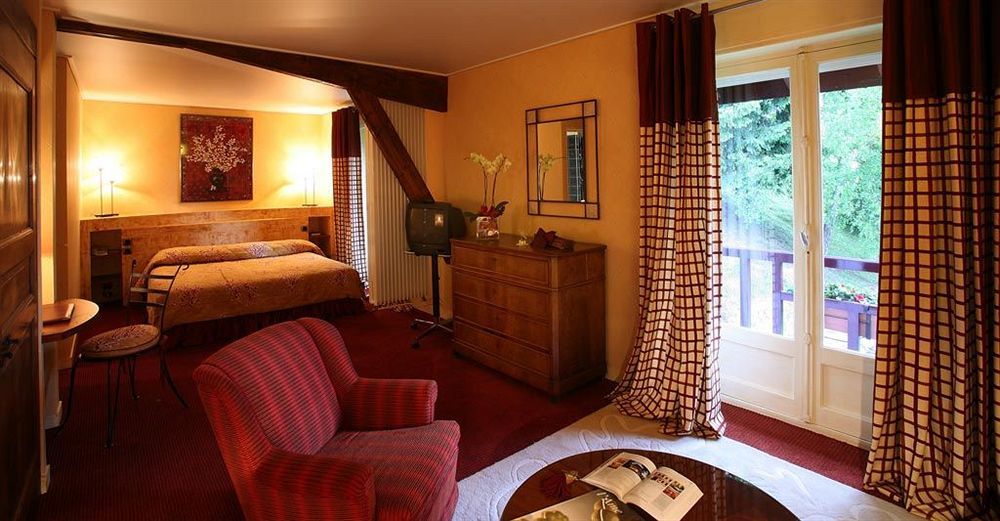 Hotel Ombremont Jean-Pierre Jacob เลอบูร์เฌ-ดู-ลัค ภายนอก รูปภาพ
