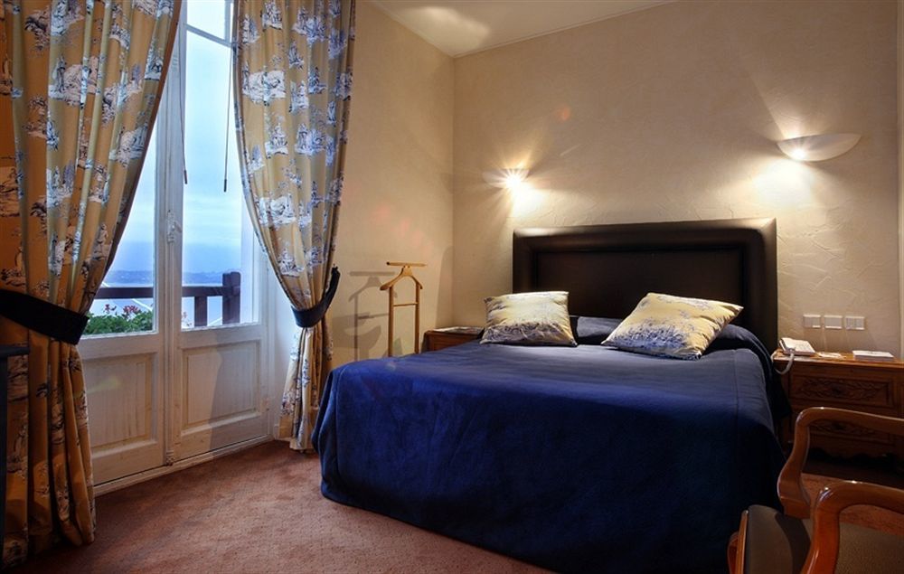 Hotel Ombremont Jean-Pierre Jacob เลอบูร์เฌ-ดู-ลัค ภายนอก รูปภาพ