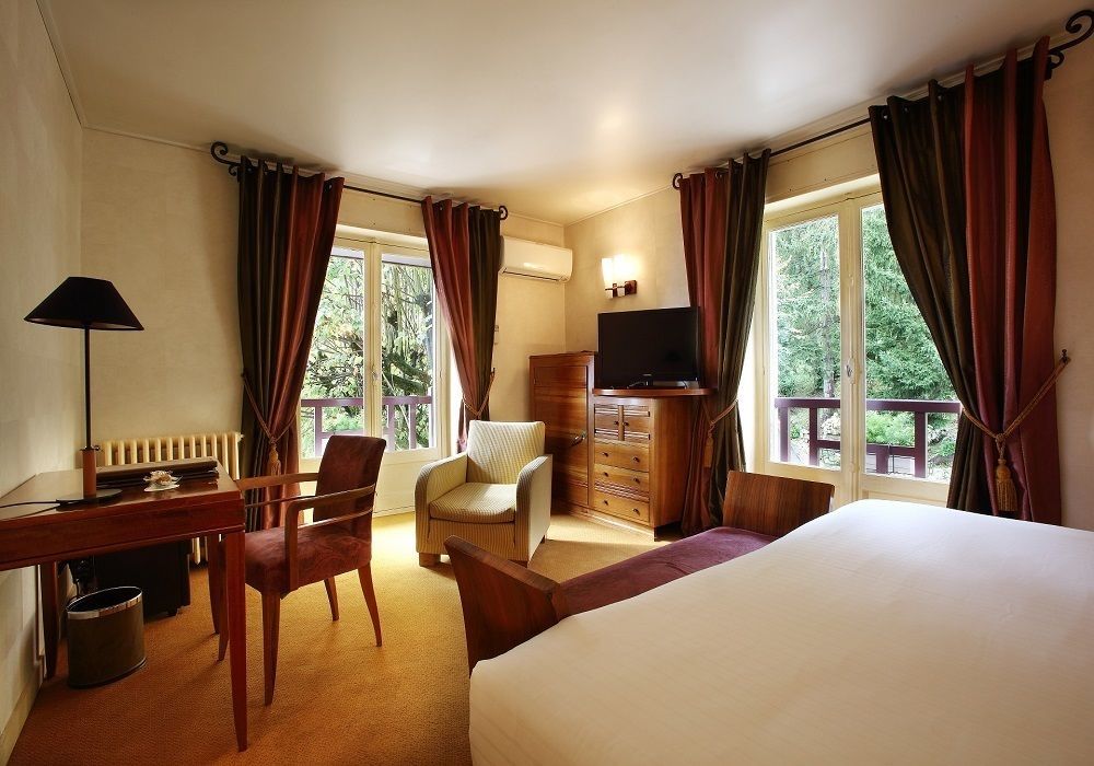 Hotel Ombremont Jean-Pierre Jacob เลอบูร์เฌ-ดู-ลัค ภายนอก รูปภาพ