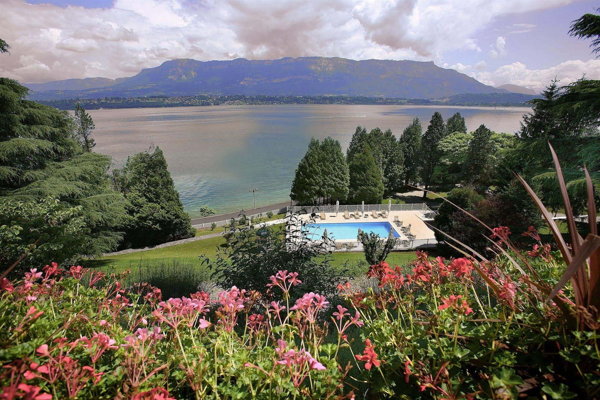 Hotel Ombremont Jean-Pierre Jacob เลอบูร์เฌ-ดู-ลัค ภายนอก รูปภาพ
