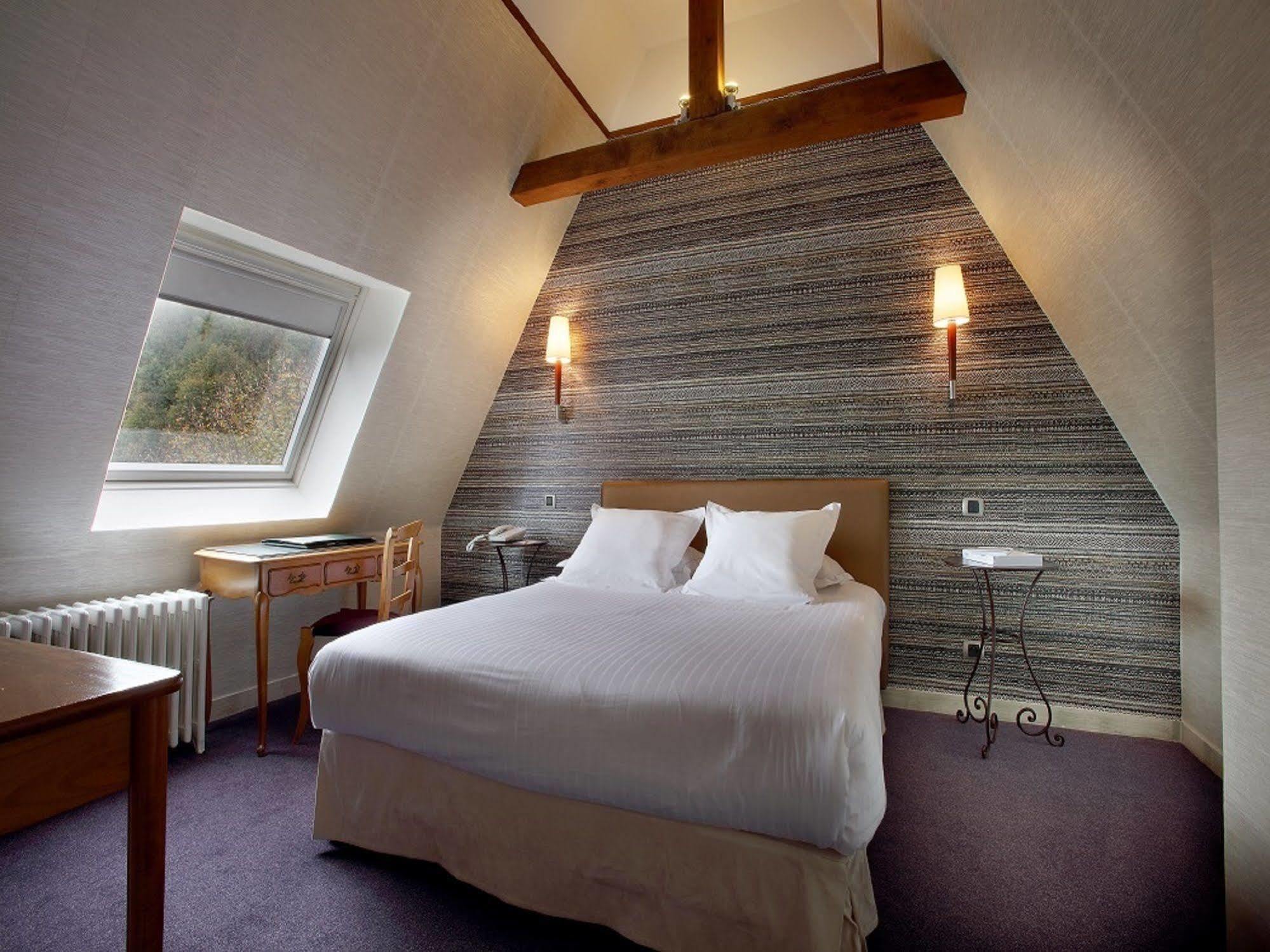 Hotel Ombremont Jean-Pierre Jacob เลอบูร์เฌ-ดู-ลัค ภายนอก รูปภาพ