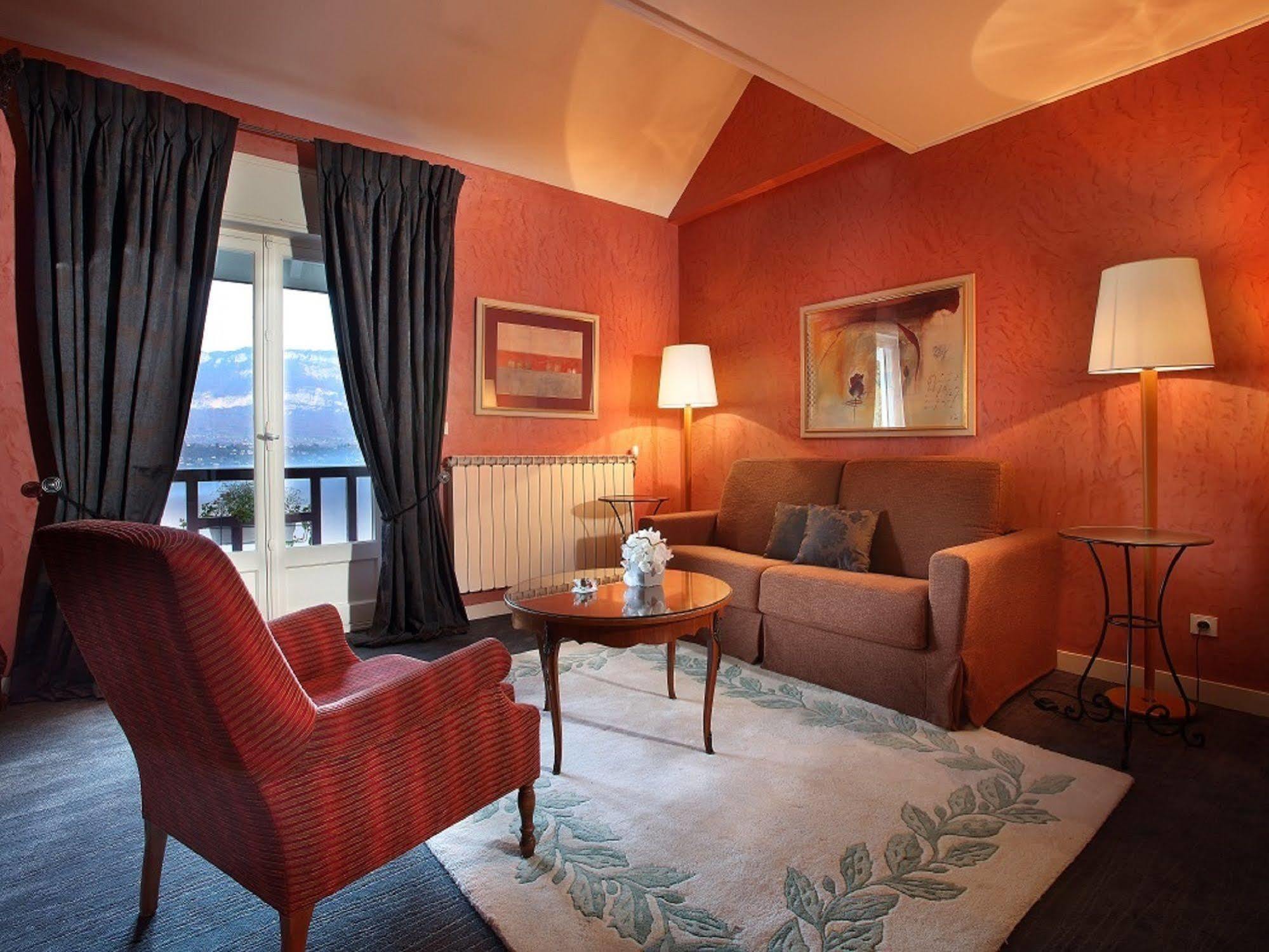 Hotel Ombremont Jean-Pierre Jacob เลอบูร์เฌ-ดู-ลัค ภายนอก รูปภาพ