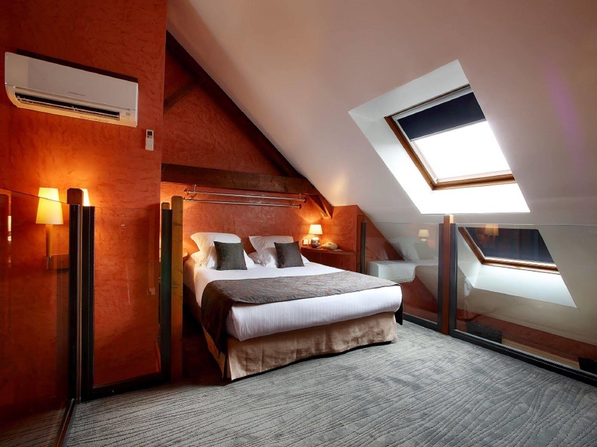 Hotel Ombremont Jean-Pierre Jacob เลอบูร์เฌ-ดู-ลัค ภายนอก รูปภาพ