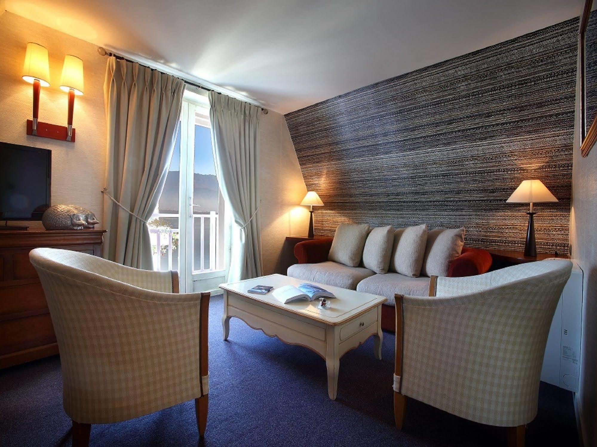 Hotel Ombremont Jean-Pierre Jacob เลอบูร์เฌ-ดู-ลัค ภายนอก รูปภาพ