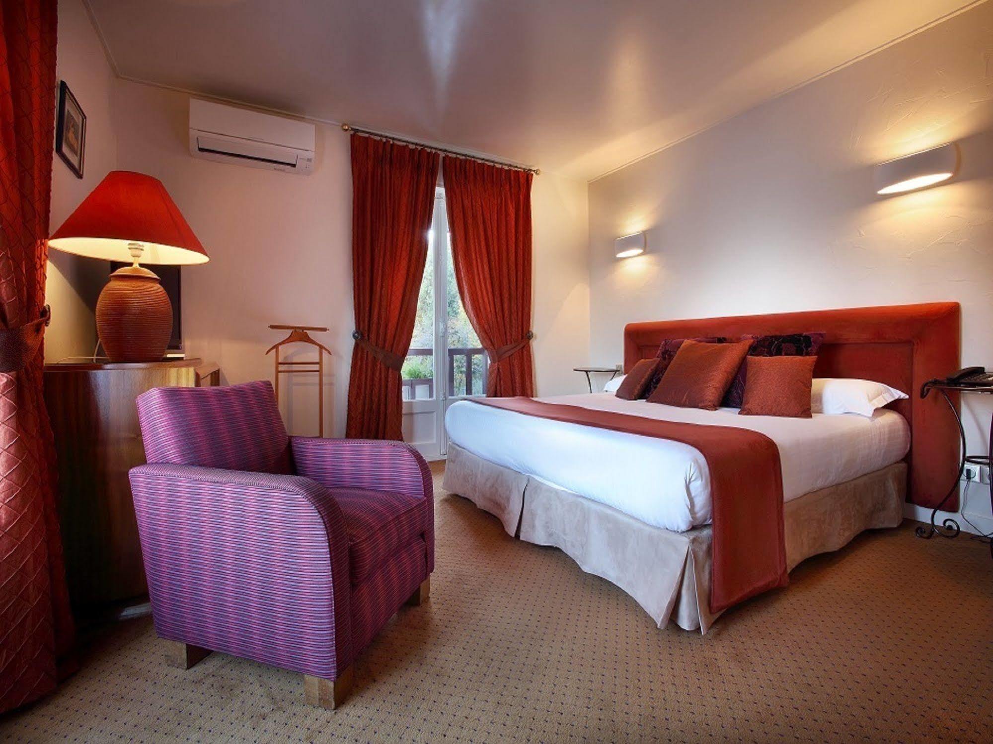 Hotel Ombremont Jean-Pierre Jacob เลอบูร์เฌ-ดู-ลัค ภายนอก รูปภาพ
