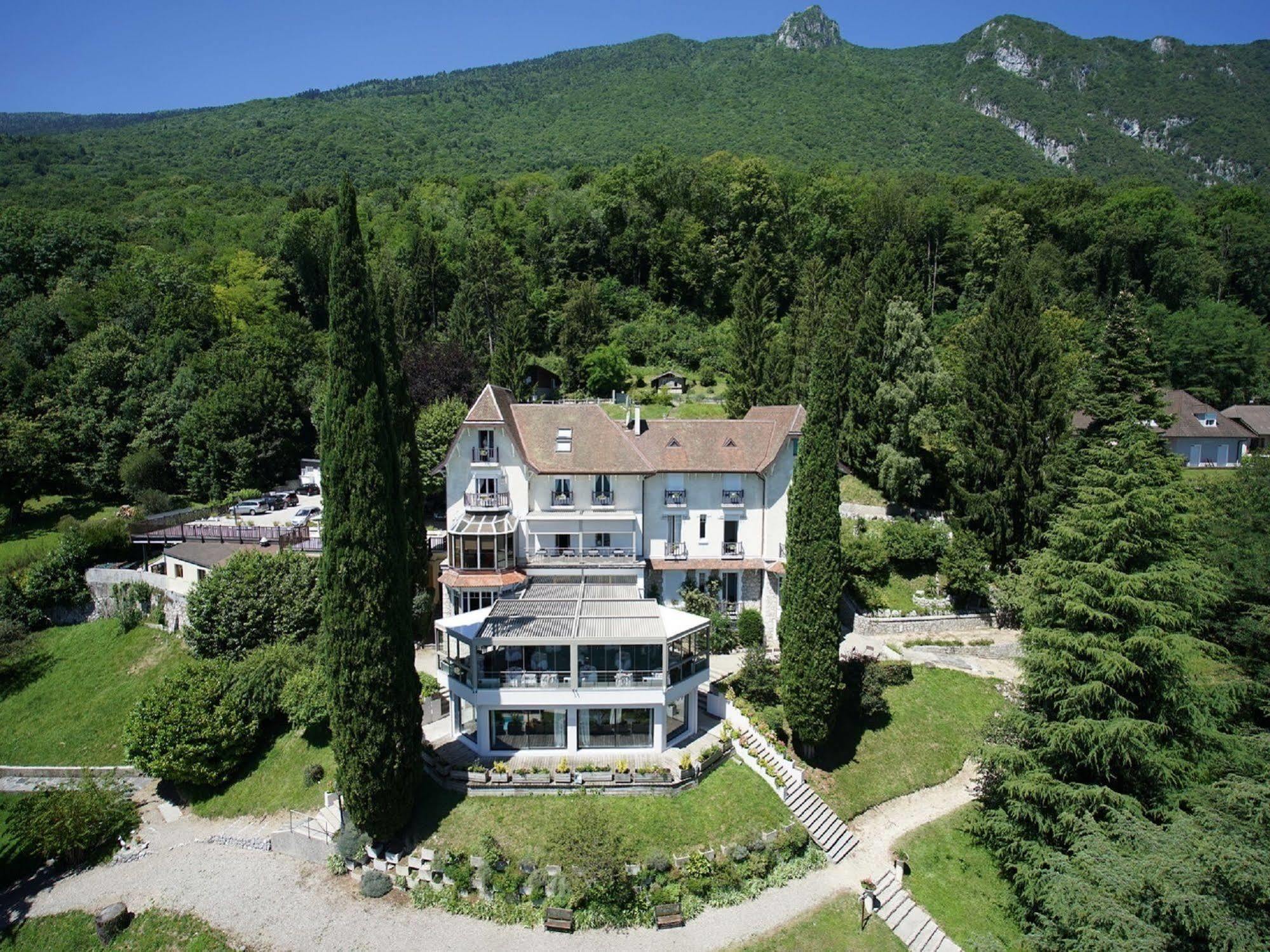 Hotel Ombremont Jean-Pierre Jacob เลอบูร์เฌ-ดู-ลัค ภายนอก รูปภาพ