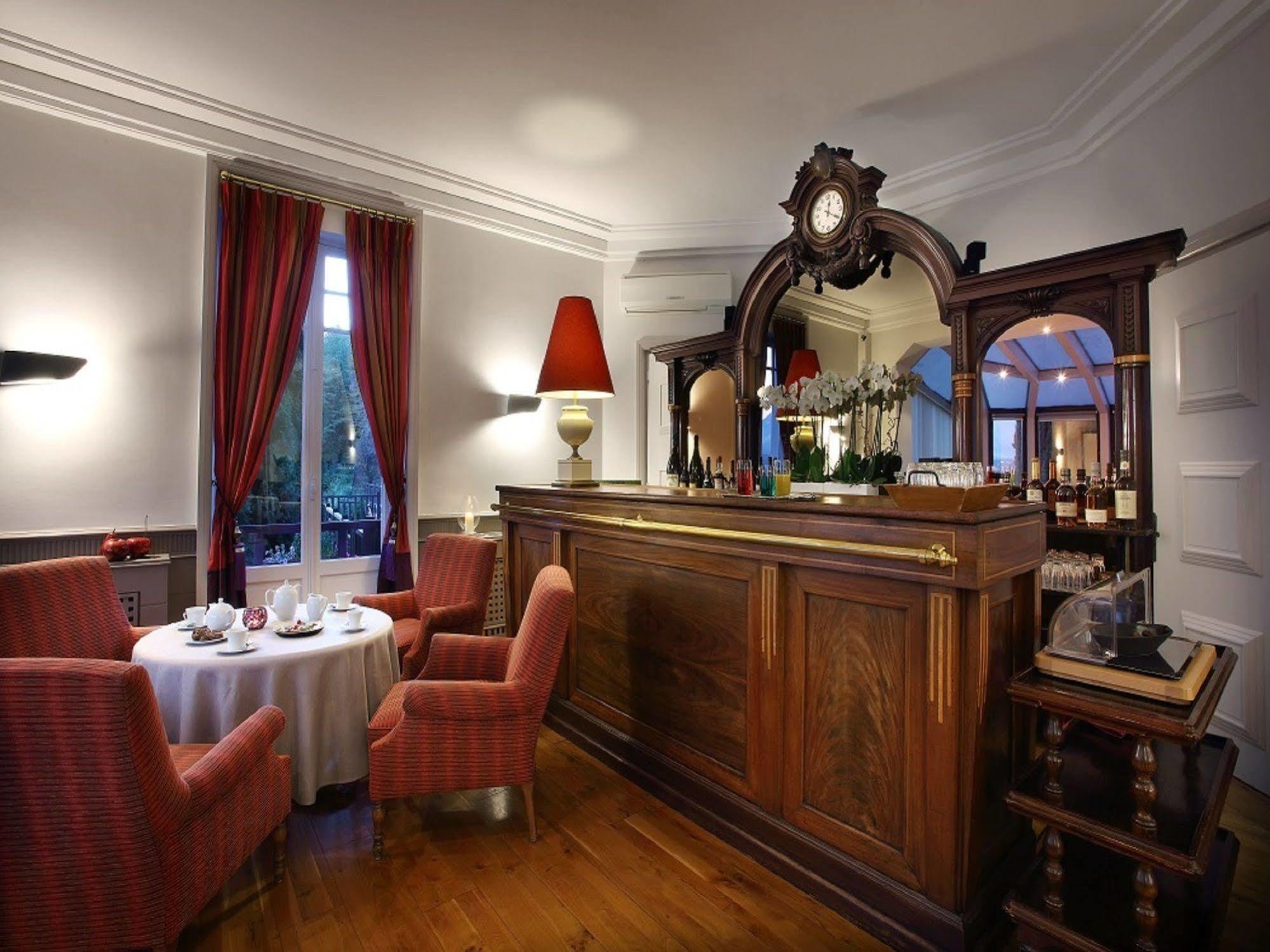 Hotel Ombremont Jean-Pierre Jacob เลอบูร์เฌ-ดู-ลัค ภายนอก รูปภาพ