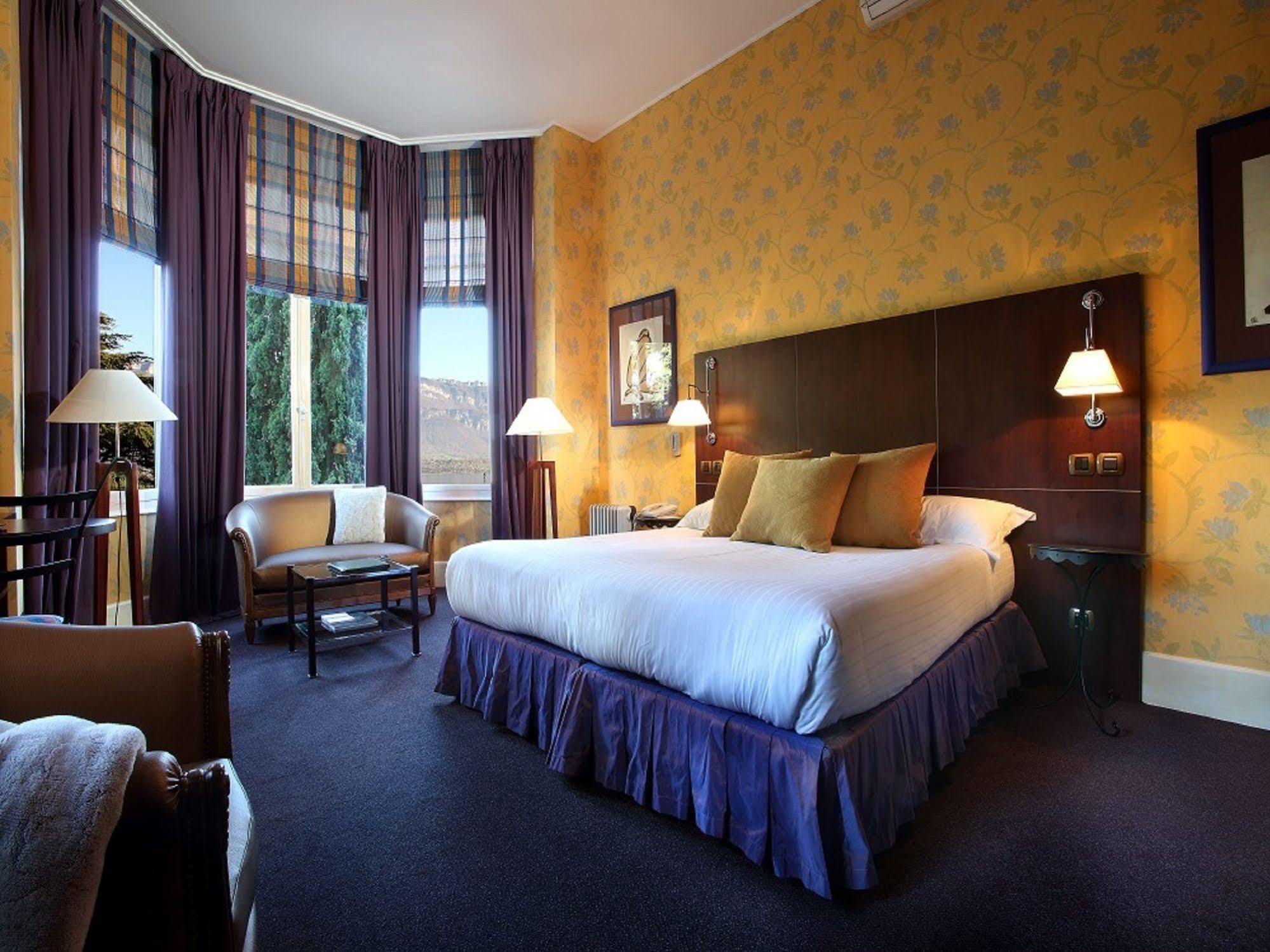 Hotel Ombremont Jean-Pierre Jacob เลอบูร์เฌ-ดู-ลัค ภายนอก รูปภาพ