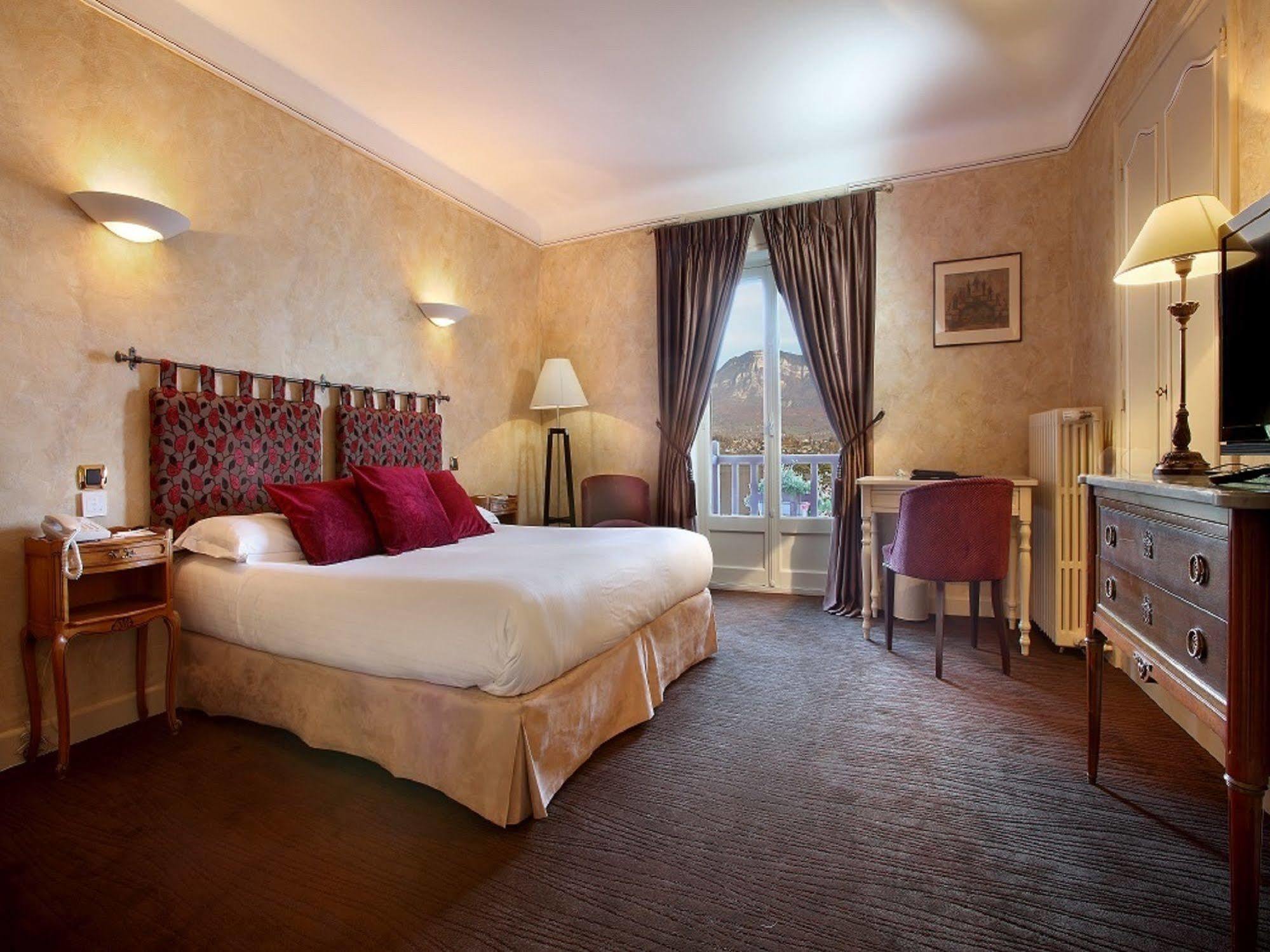 Hotel Ombremont Jean-Pierre Jacob เลอบูร์เฌ-ดู-ลัค ภายนอก รูปภาพ