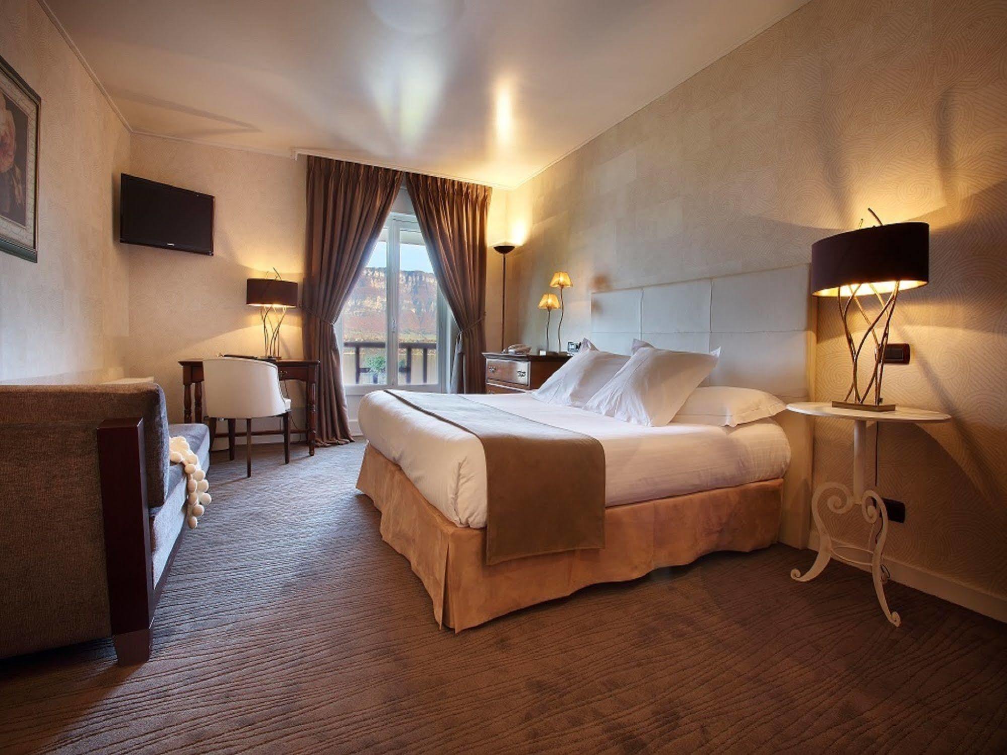 Hotel Ombremont Jean-Pierre Jacob เลอบูร์เฌ-ดู-ลัค ภายนอก รูปภาพ